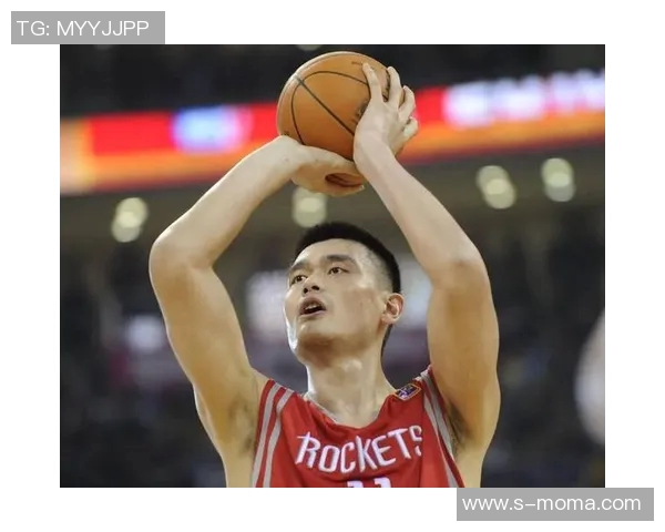 姚明在奥运赛场与对手握手传递友谊与体育精神的感人瞬间